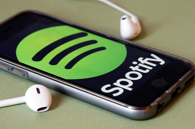 08-spotify-logo-headphones-billboard-1548